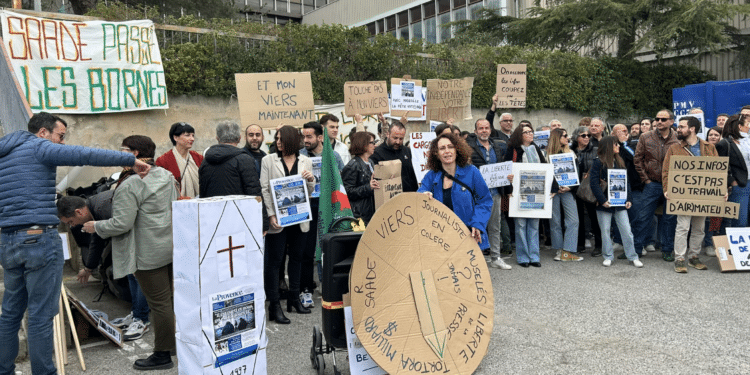 Les journalistes de La Provence réunis sur le parking, à l'entrée du siège du journal lundi 25 mars (Crédit @lmildonian)