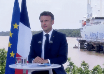 Emmanuel Macron à Kourou le 26 mars (Crédit capture Guyane 1ère)