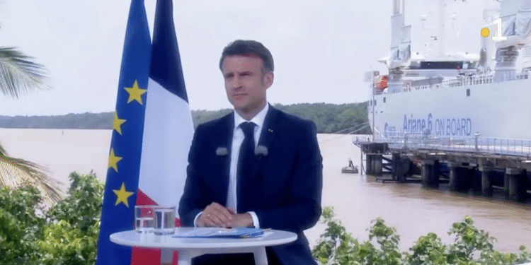 Emmanuel Macron à Kourou le 26 mars (Crédit capture Guyane 1ère)