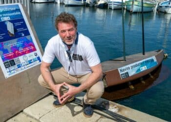 Stéphan Guignard, fondateur de VH93, devant son prototype aux Nauticales de La Ciotat, mercredi 20 mars (crédit : JYD / Gomet')