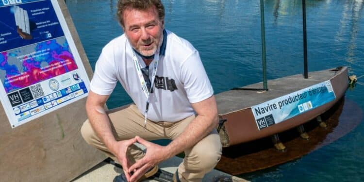 Stéphan Guignard, fondateur de VH93, devant son prototype aux Nauticales de La Ciotat, mercredi 20 mars (crédit : JYD / Gomet')