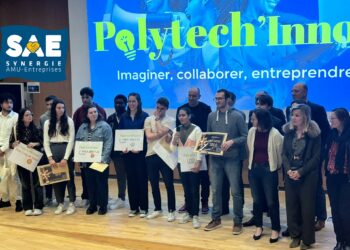 Les lauréats et le jury de la grande finale du challenge Polytech'Innov vendredi 1er mars 2024 dans l'amphi Néel de Polytech Marseille (Crédit Gomet')