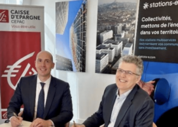 Jérémy Estrader, directeur général adjoint de la Caisse d’Épargne CEPAC (à gauche). Alain Rolland, fondateur de Stations-e et président de la commission IRVE (infrastructures de recharge pour véhicules électriques) au sein de la branche énergie de l'organisation professionnelle du commerce, de la réparation automobile et des services de mobilité Mobilians (à droite). Crédits : Caisse d'Épargne CEPAC.