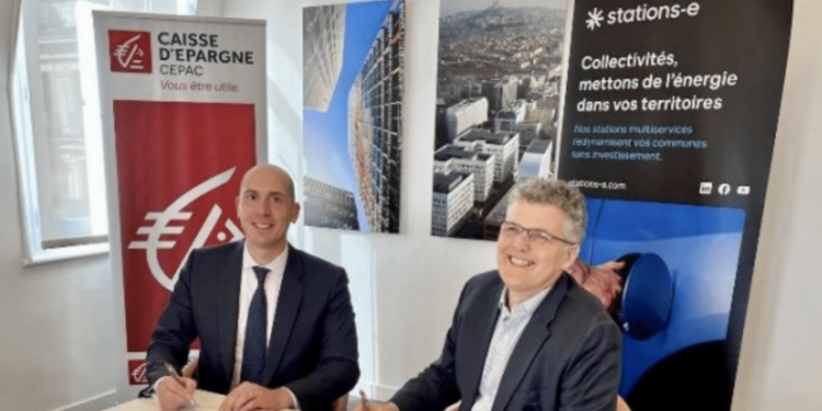 Jérémy Estrader, directeur général adjoint de la Caisse d’Épargne CEPAC (à gauche). Alain Rolland, fondateur de Stations-e et président de la commission IRVE (infrastructures de recharge pour véhicules électriques) au sein de la branche énergie de l'organisation professionnelle du commerce, de la réparation automobile et des services de mobilité Mobilians (à droite). Crédits : Caisse d'Épargne CEPAC.