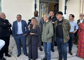 Pauline Bechet au micro entourée (de gauche à droite) par Stéphane Aiach, Laurent Laïk, de collaborateurs d'Antilope et des artistes associés à la soirée. Crédit Gomet'