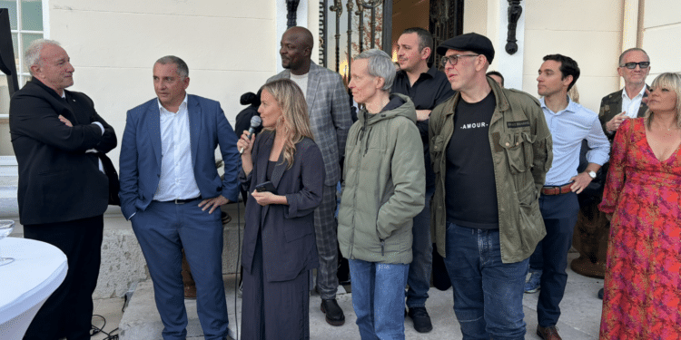 Pauline Bechet au micro entourée (de gauche à droite) par Stéphane Aiach, Laurent Laïk, de collaborateurs d'Antilope et des artistes associés à la soirée. Crédit Gomet'