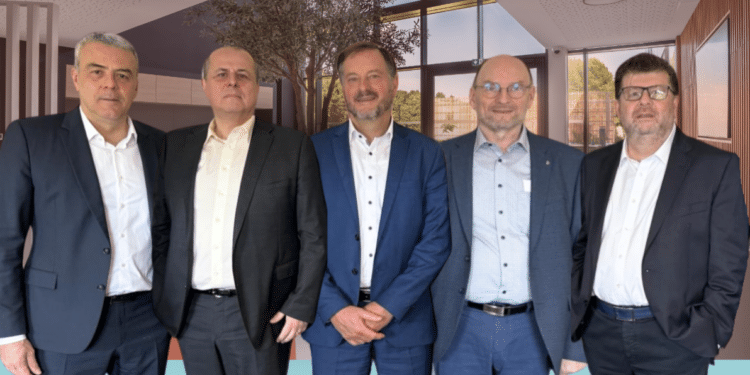 De gauche à droite : Patrice Taisson, Ppésident du Groupe Softway Medical, Marc Denil, administrateur délégué chez SBIM, Geert Ledeganck – KeyHos, manager chez SBIM, Didier Lefebvre, administrateur délégué chez SBIM et Gilles Juin, DGA Opérations du Groupe Softway Medical. (Crédit Softway)