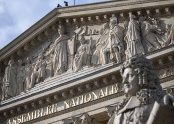 Après les résultats des élections européennes, Emmanuel Macron annonce la dissolution de l'Assemblée nationale, entraînant les partis dans une campagne législative. Crédit photo : Assemblée nationale.