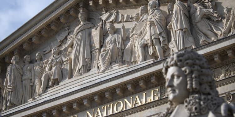 Après les résultats des élections européennes, Emmanuel Macron annonce la dissolution de l'Assemblée nationale, entraînant les partis dans une campagne législative. Crédit photo : Assemblée nationale.