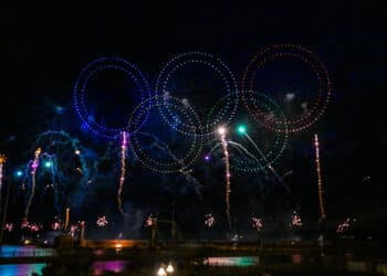 Les anneaux olympiques composés des drones lumineux de Groupe F (Crédit Gomet'/JYD)