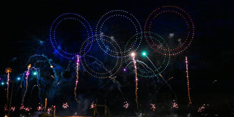 Les anneaux olympiques composés des drones lumineux de Groupe F (Crédit Gomet'/JYD)