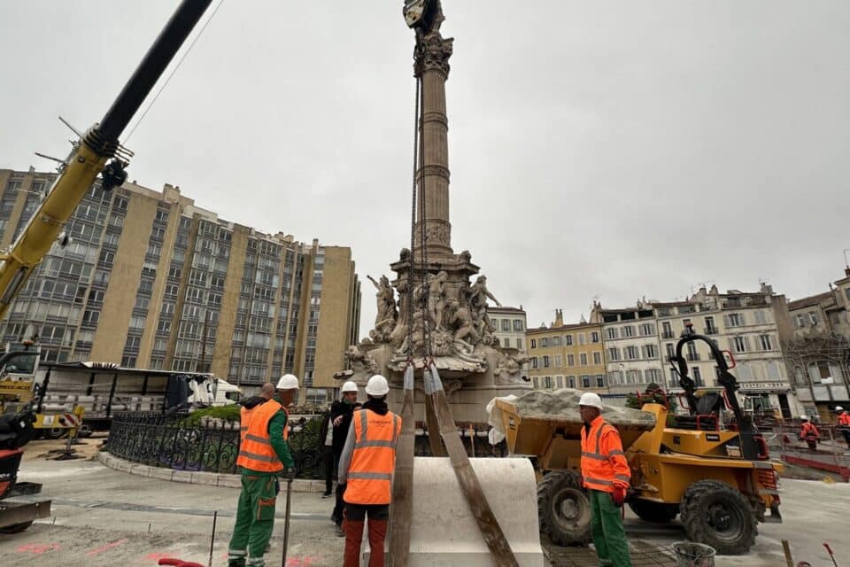 Première pierre du banc de la place Castellane à Marseille