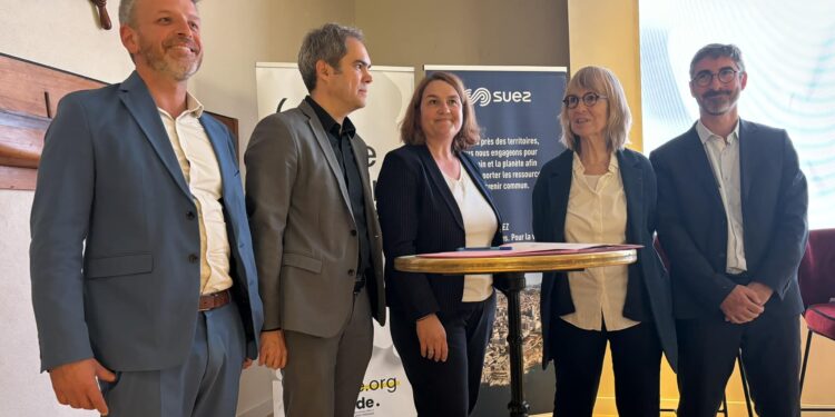 Les dirigeants d'Odysséo Neede et ceux de Suez - Seramm pour la signature d'un partenariat (Crédit Gomet')