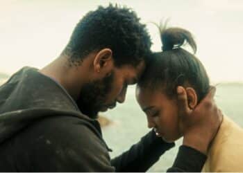 Oumar Moindjie dans le rôle de Djibril adulte et Sollahoudine Ahamadi, dans celui de sa fille Imran. Crédit photo : DR