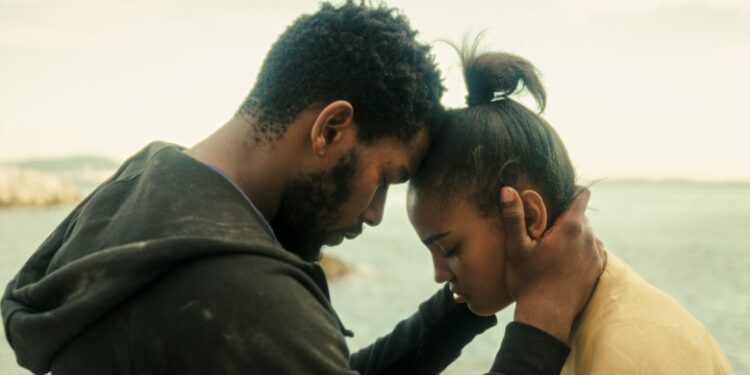 Oumar Moindjie dans le rôle de Djibril adulte et Sollahoudine Ahamadi, dans celui de sa fille Imran. Crédit photo : DR