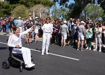 La flamme olympique fait escale à l’Hôtel du Département