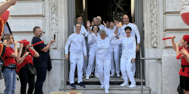 Le collectif de la Caisse d'épargne CEPAC prêt à s'emparer de la flamme olympique (Crédit Gomet')