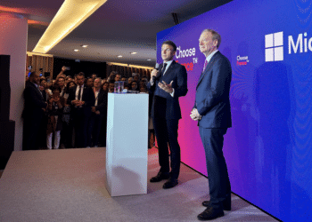Emmanuel Macron et Brad Smith, président de Microsoft, ce matin au siège de Microsoft France à Isssy-les-Moulineaux dans les Hauts de seine (Crédit @MaudBregeon)