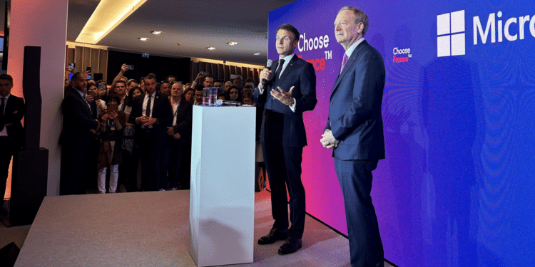 Emmanuel Macron et Brad Smith, président de Microsoft, ce matin au siège de Microsoft France à Isssy-les-Moulineaux dans les Hauts de seine (Crédit @MaudBregeon)