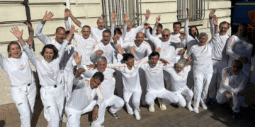 Le relais collectif de la Caisse d'épargne CEPAC après avoir porté la flamme olympique dans les rues de Marseille (Crédit Gomet')