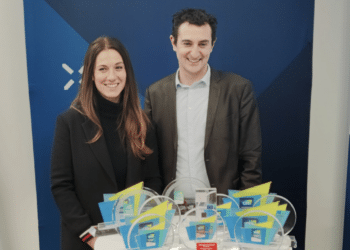 Frédéric Guilleux, avec son bras droit Ariane Theodose, posent devant quelques uns des CES awards remportés par l’Arbois en 2023 (crédit : RL)