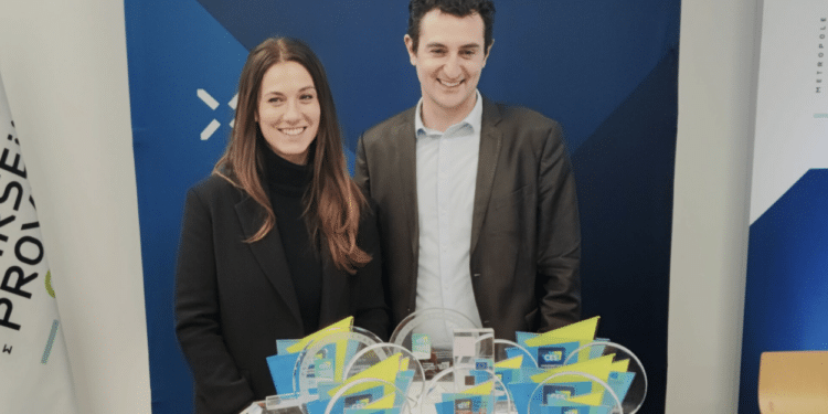 Frédéric Guilleux, avec son bras droit Ariane Theodose, posent devant quelques uns des CES awards remportés par l’Arbois en 2023 (crédit : RL)