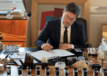 Benoît Payan signant le registre de condoléances de Jean-Claude Gaudin lundi 20 mai 2024 (Crédit Ville de Marseille)