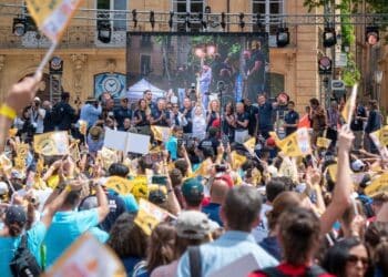 La flamme olympique sur le cours Mirabeau à Aix dimanche 12 mai 2024. Crédit Ville d'Aix