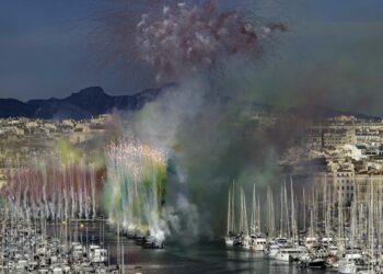 Le Belem vient d'accoster quai de la fraternité dans le Veux-Port de Marseille le 8 mai 2024 avec à son bord la flamme olympique (Crédit JYD/Gomet')