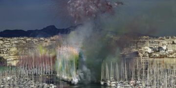 Le Belem vient d'accoster quai de la fraternité dans le Veux-Port de Marseille le 8 mai 2024 avec à son bord la flamme olympique (Crédit JYD/Gomet')