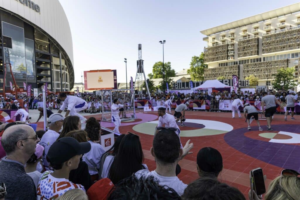 Animations devant l'Orange Vélodrome pour la dernière étape de la flamme olympique à Marseille (Crédit JYD/Gomet')