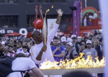 Didier Drogba pour célébrer la fin de l'étape marseillaise de la flamme olympique (Crédit JYD/Gomet')