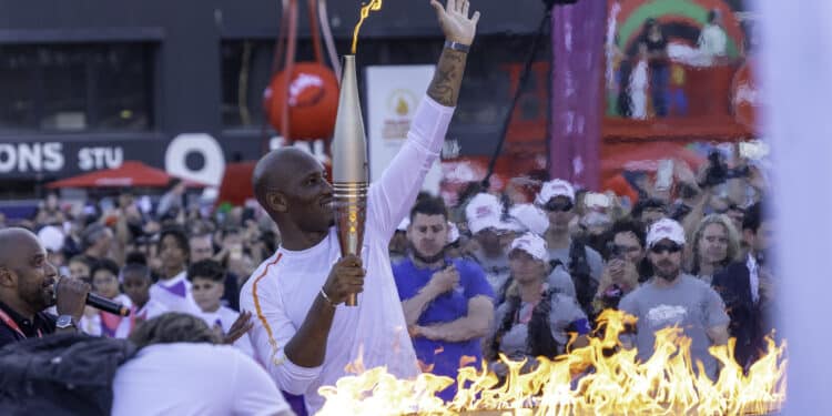Didier Drogba pour célébrer la fin de l'étape marseillaise de la flamme olympique (Crédit JYD/Gomet')