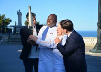 Tony Estanguet, Basile Boli, Colette Cataldo et Benoît Payan avec la torche olympique, sur l'esplanade de Notre-Dame-de-la-Garde (crédit : JRG / Gomet')