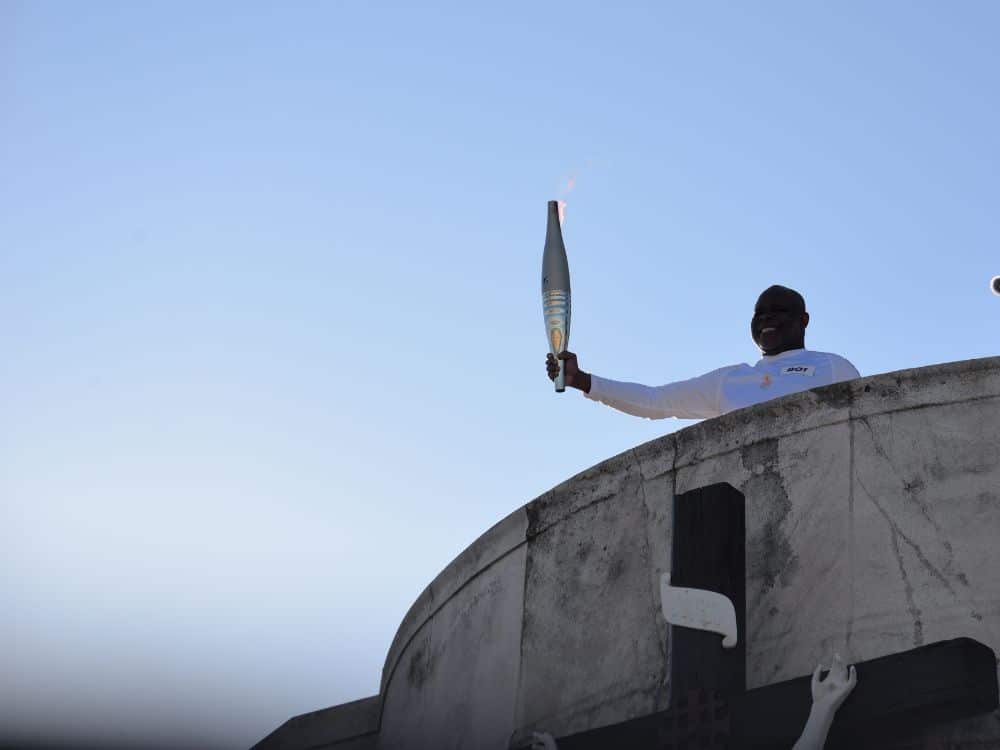 Basile Boli brandit la flamme olympique au balcon de Notre-Dame-de-la-Garde (crédit : JRG / Gomet')