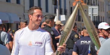 Le nageur Frédéric Bousquet récupère la flamme devant les grilles du Pharo (Crédit : JRG / Gomet')