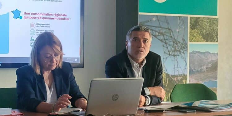 Pascal Henaff et Christophe Berassen de RTE ont présenté le bilan de la concertation concernant la ligne très haute tension, lors d'une conférence de presse, jeudi 23 mai (crédit : JRG / Gomet')