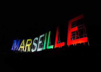 [En images] Des sites de Marseille éclairés aux couleurs olympiques