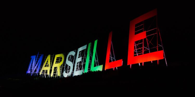 [En images] Des sites de Marseille éclairés aux couleurs olympiques