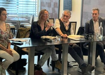 Pascaline Lécorché (Place Publique) au micro avec les autres intervenants du débat organisé par Marseille et moi (Crédit HN)