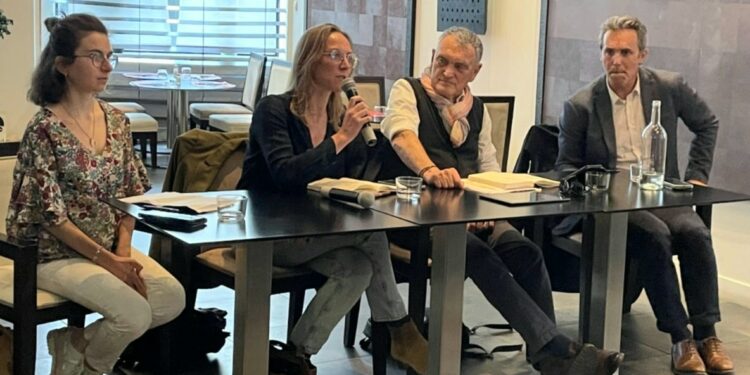 Pascaline Lécorché (Place Publique) au micro avec les autres intervenants du débat organisé par Marseille et moi (Crédit HN)