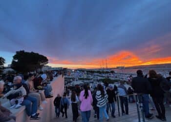 Les Marseillais se pressent au J4 mardi 7 mai pour fêter l'arriver de la flamme (Crédit Gomet')