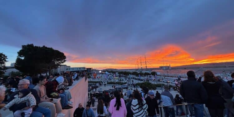 Les Marseillais se pressent au J4 mardi 7 mai pour fêter l'arriver de la flamme (Crédit Gomet')