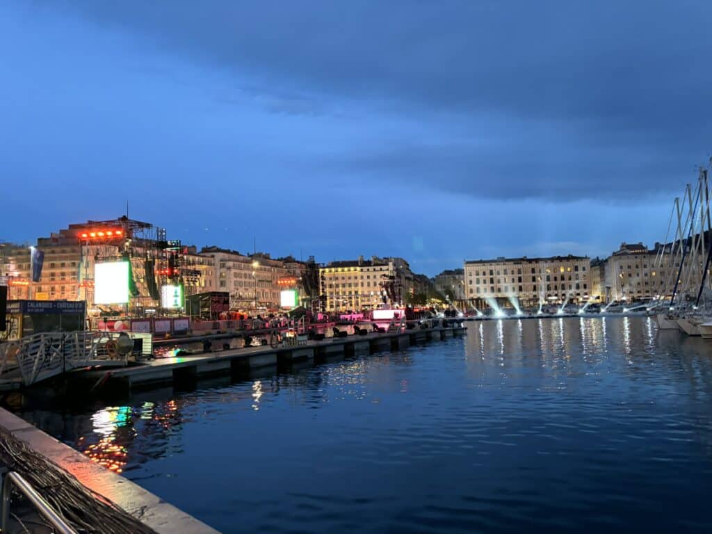 Piste et scène flottantes quai de la Fraternité sur le Vieux-Port (Crédit Gomet')
