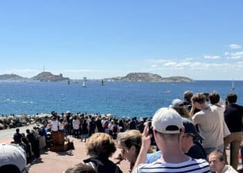 Plusieurs dizaines de milliers de Marseillais ont cherché toute la journée à apercevoir le Belem et son escorte de bateaux (Crédit Gomet'/JFE)