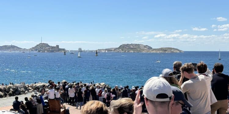 Plusieurs dizaines de milliers de Marseillais ont cherché toute la journée à apercevoir le Belem et son escorte de bateaux (Crédit Gomet'/JFE)