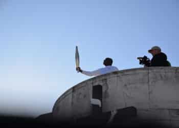 Basile Boli, premier porteur de la flamme olympique à Marseille jeudi 9 mai depuis Notre-Dame de la Garde (Crédit Gomet'/JRG)