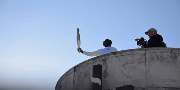 Basile Boli, premier porteur de la flamme olympique à Marseille jeudi 9 mai depuis Notre-Dame de la Garde (Crédit Gomet'/JRG)