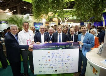 Signature du panneau « Aujourd’hui naît une communauté IA en région Sud » marque l'inauguration du stand de la région Sud au salon Viva tech 2024. Crédit photo : Région Sud.