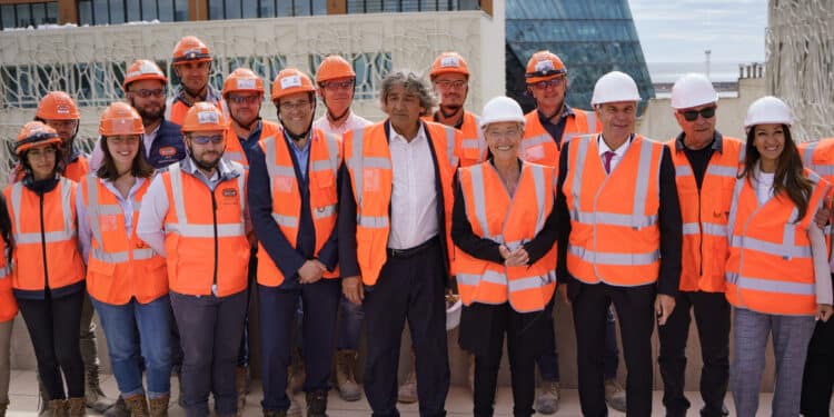 Renaud Muselier, président de la Région Sud, reçoit Élisabeth Borne, ancienne Première ministre, pour une visite du chantier de la Cité scolaire internationale « Jacques Chirac ». Crédit photo : Pierre-Emmanuel Trigo